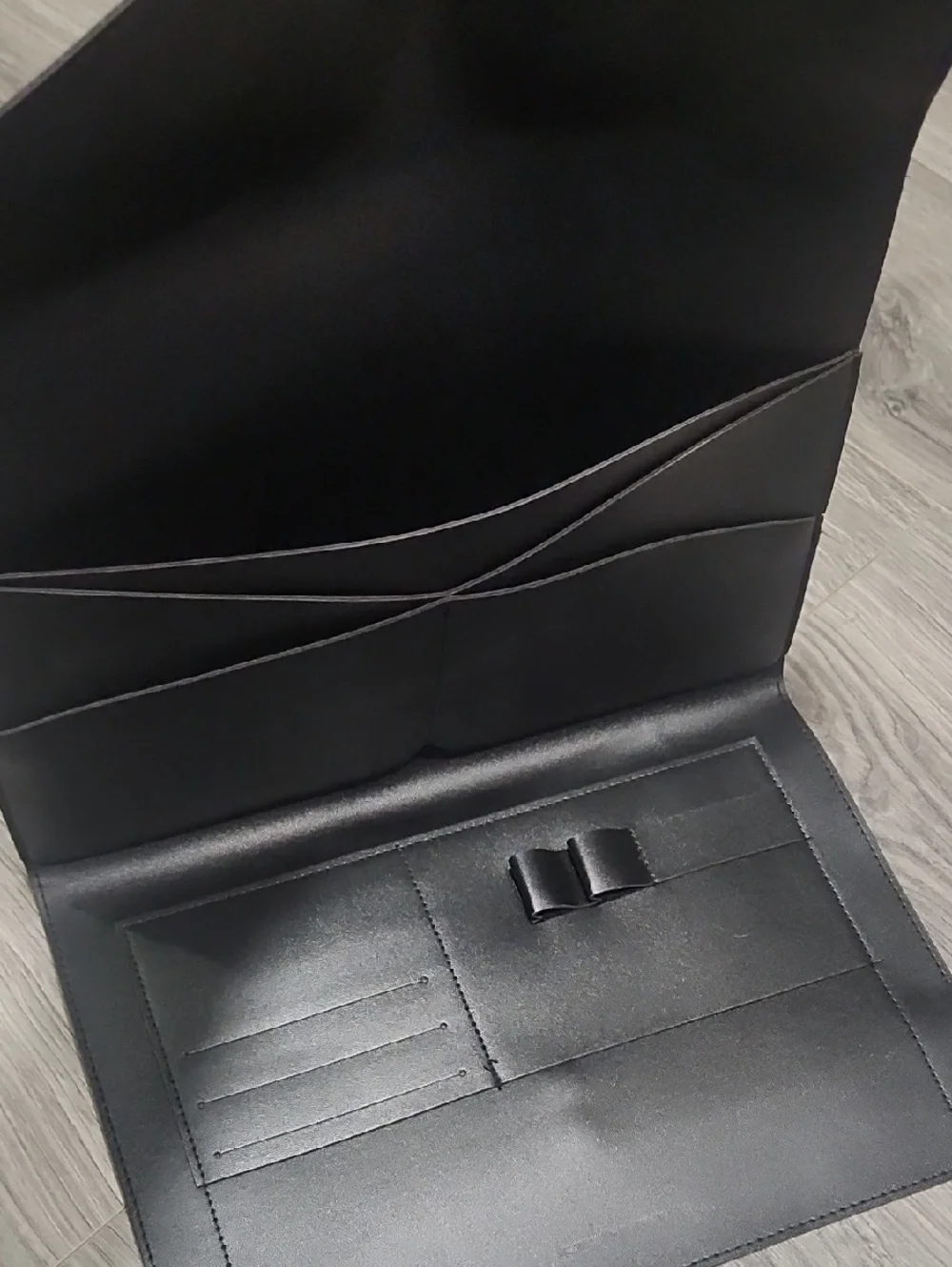 EUC Black Glass Ladder & Co Work/Svhool Portfolio XL Clutch